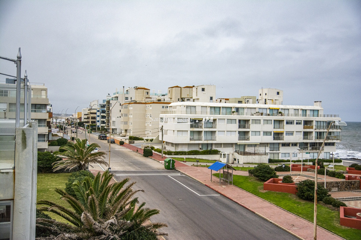 Apartamento ID.2184 - Departamento de 3 dormitorio con parrillero en venta , ultimo piso frente al mar, Punta del Este