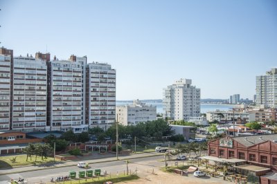 Apartamento ID.2038 - Vende apartamento de 3 dormitorios en Torre Imperiale I, Frente al mar, Punta del Este 