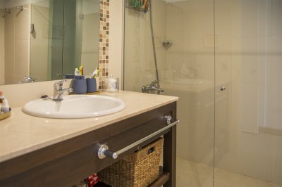 Apartamento ID.1704 - Oportunidad, apartamento en venta en Punta del Este de 3 dormitorios. Terraza con parrillero.