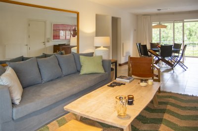 Apartamento ID.1704 - Oportunidad, apartamento en venta en Punta del Este de 3 dormitorios. Terraza con parrillero.