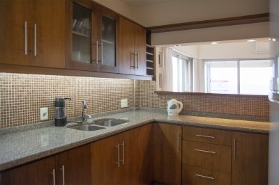 Apartamento ID.2184 - Departamento de 3 dormitorio con parrillero en venta , ultimo piso frente al mar, Punta del Este