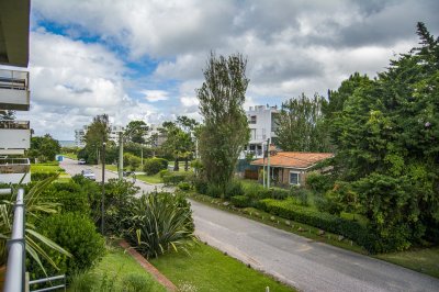 Apartamento ID.1704 - Oportunidad, apartamento en venta en Punta del Este de 3 dormitorios. Terraza con parrillero.