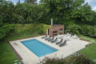 Apartamento ID.1704 - Oportunidad, apartamento en venta en Punta del Este de 3 dormitorios. Terraza con parrillero.