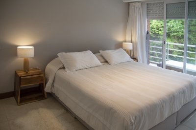Apartamento ID.1704 - Oportunidad, apartamento en venta en Punta del Este de 3 dormitorios. Terraza con parrillero.