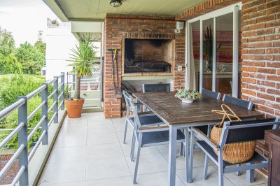 Apartamento ID.1704 - Oportunidad, apartamento en venta en Punta del Este de 3 dormitorios. Terraza con parrillero.