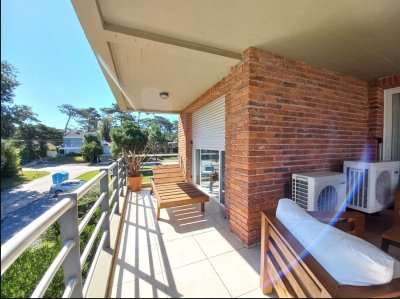 Apartamento ID.1704 - Oportunidad, apartamento en venta en Punta del Este de 3 dormitorios. Terraza con parrillero.