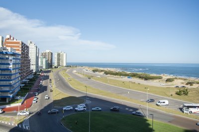 Apartamento ID.2038 - Vende apartamento de 3 dormitorios en Torre Imperiale I, Frente al mar, Punta del Este 