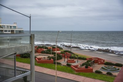 Apartamento ID.2184 - Departamento de 3 dormitorio con parrillero en venta , ultimo piso frente al mar, Punta del Este