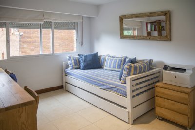 Apartamento ID.1704 - Oportunidad, apartamento en venta en Punta del Este de 3 dormitorios. Terraza con parrillero.