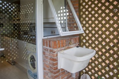 Apartamento ID.1704 - Oportunidad, apartamento en venta en Punta del Este de 3 dormitorios. Terraza con parrillero.
