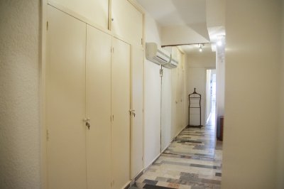 Apartamento ID.2184 - Departamento de 3 dormitorio con parrillero en venta , ultimo piso frente al mar, Punta del Este