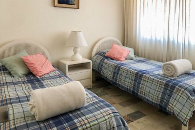 Apartamento ID.2184 - Departamento de 3 dormitorio con parrillero en venta , ultimo piso frente al mar, Punta del Este