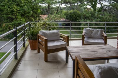 Apartamento ID.1704 - Oportunidad, apartamento en venta en Punta del Este de 3 dormitorios. Terraza con parrillero.