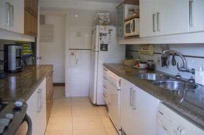 Apartamento ID.1704 - Oportunidad, apartamento en venta en Punta del Este de 3 dormitorios. Terraza con parrillero.