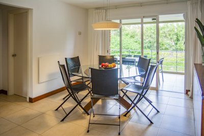 Apartamento ID.1704 - Oportunidad, apartamento en venta en Punta del Este de 3 dormitorios. Terraza con parrillero.