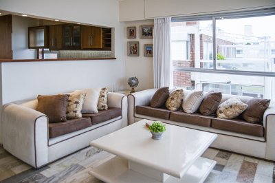Apartamento ID.2184 - Departamento de 3 dormitorio con parrillero en venta , ultimo piso frente al mar, Punta del Este