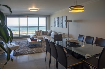 Apartamento ID.2038 - Vende apartamento de 3 dormitorios en Torre Imperiale I, Frente al mar, Punta del Este 