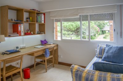 Apartamento ID.1704 - Oportunidad, apartamento en venta en Punta del Este de 3 dormitorios. Terraza con parrillero.