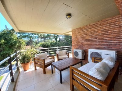 Apartamento ID.1704 - Oportunidad, apartamento en venta en Punta del Este de 3 dormitorios. Terraza con parrillero.