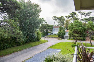 Apartamento ID.1704 - Oportunidad, apartamento en venta en Punta del Este de 3 dormitorios. Terraza con parrillero.
