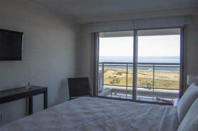 Apartamento ID.2038 - Vende apartamento de 3 dormitorios en Torre Imperiale I, Frente al mar, Punta del Este 