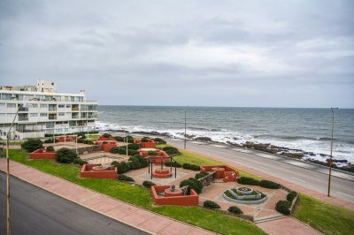 Apartamento ID.2184 - Departamento de 3 dormitorio con parrillero en venta , ultimo piso frente al mar, Punta del Este