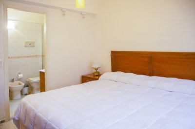 Apartamento ID.2184 - Departamento de 3 dormitorio con parrillero en venta , ultimo piso frente al mar, Punta del Este