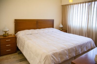 Apartamento ID.2184 - Departamento de 3 dormitorio con parrillero en venta , ultimo piso frente al mar, Punta del Este