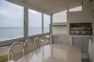Apartamento ID.2184 - Departamento de 3 dormitorio con parrillero en venta , ultimo piso frente al mar, Punta del Este