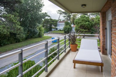 Apartamento ID.1704 - Oportunidad, apartamento en venta en Punta del Este de 3 dormitorios. Terraza con parrillero.