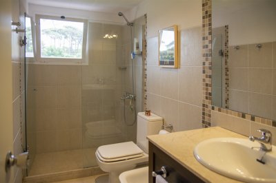 Apartamento ID.1704 - Oportunidad, apartamento en venta en Punta del Este de 3 dormitorios. Terraza con parrillero.
