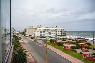 Apartamento ID.2184 - Departamento de 3 dormitorio con parrillero en venta , ultimo piso frente al mar, Punta del Este