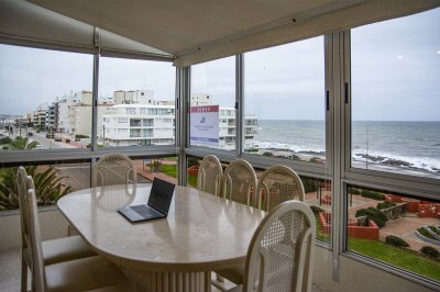 Apartamento ID.2184 - Departamento de 3 dormitorio con parrillero en venta , ultimo piso frente al mar, Punta del Este