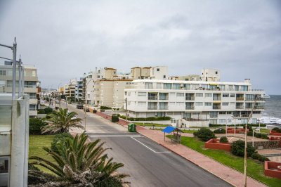 Apartamento ID.2184 - Departamento de 3 dormitorio con parrillero en venta , ultimo piso frente al mar, Punta del Este