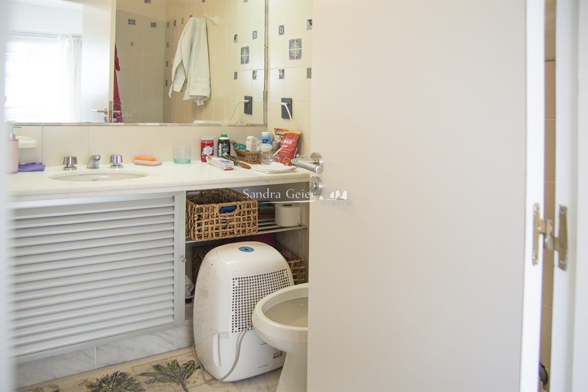 Apartamento ID.2327 - Vende Apartamento reciclado de 2 dormitorios más dependencia, con losa radiante y vista mar en Punta del Este