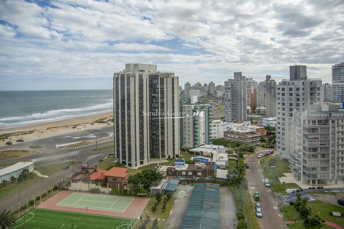 Apartamento ID.2327 - Vende Apartamento reciclado de 2 dormitorios más dependencia, con losa radiante y vista mar en Punta del Este