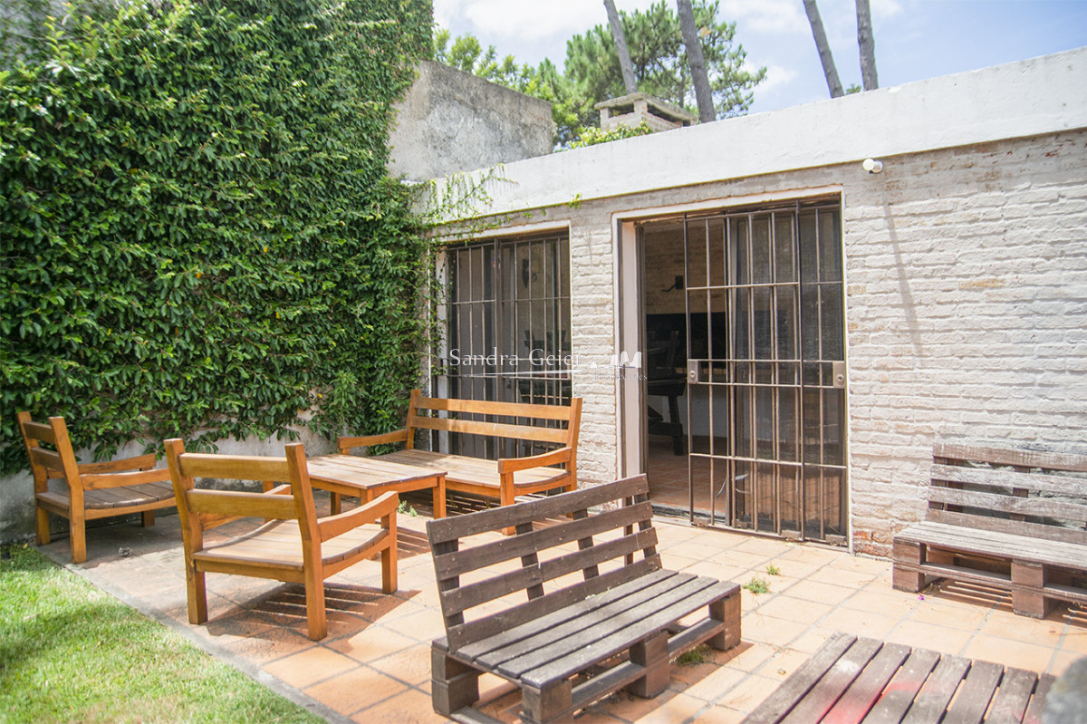 Casa ID.3523 - Excelente chalet de 5 dormitorios en venta a pasos de Playa Mansa Punta del Este