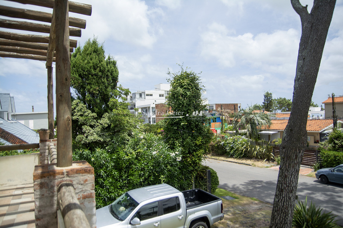 Casa ID.3523 - Excelente chalet de 5 dormitorios en venta a pasos de Playa Mansa Punta del Este