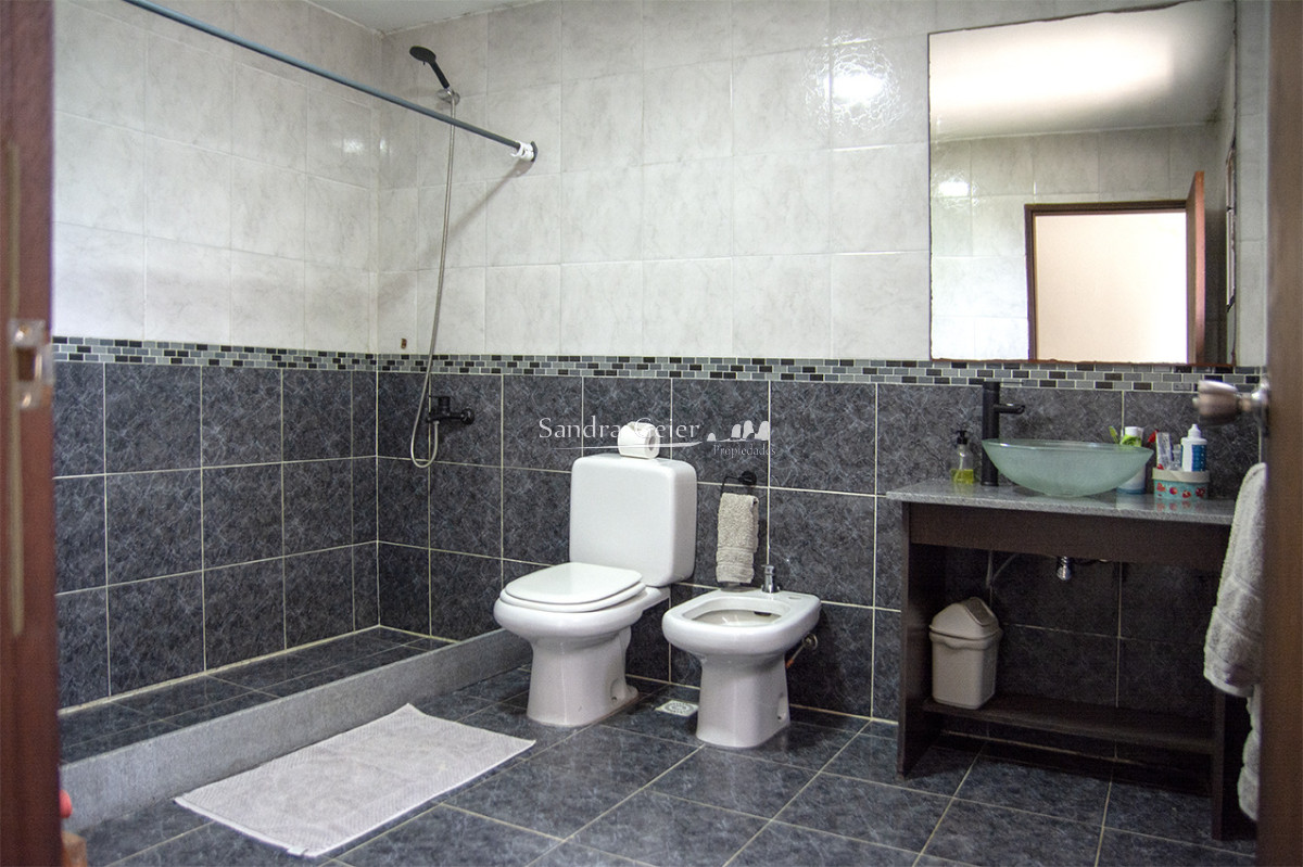 Casa ID.3523 - Excelente chalet de 5 dormitorios en venta a pasos de Playa Mansa Punta del Este