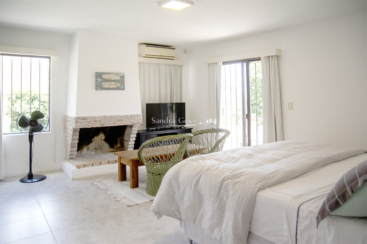 Casa ID.3523 - Excelente chalet de 5 dormitorios en venta a pasos de Playa Mansa Punta del Este