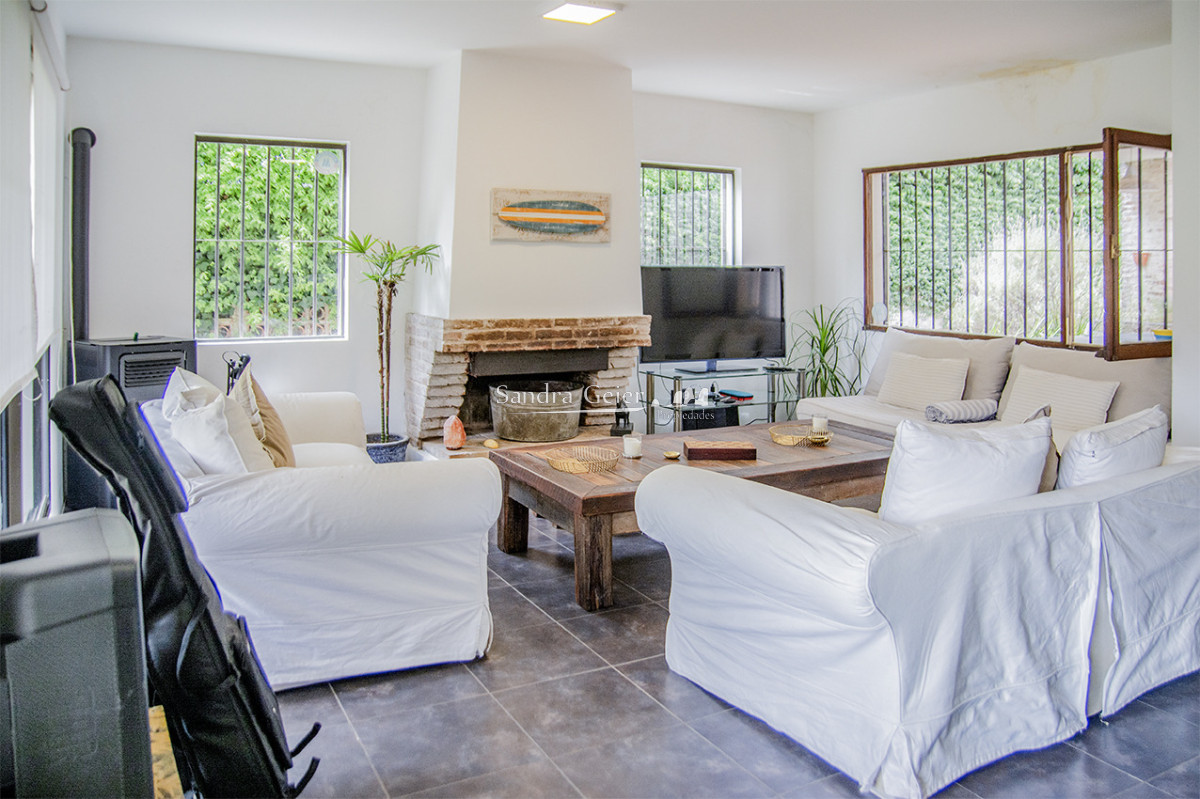 Casa ID.3523 - Excelente chalet de 5 dormitorios en venta a pasos de Playa Mansa Punta del Este