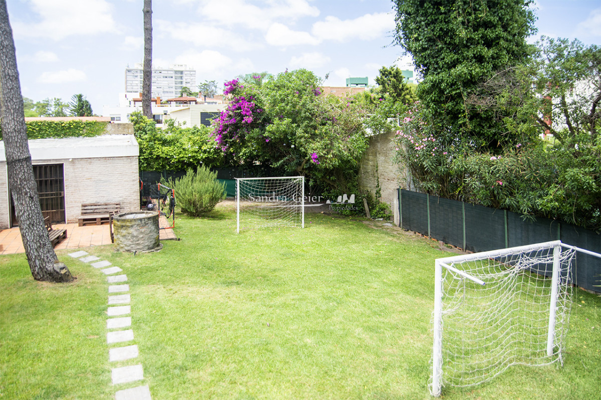 Casa ID.3523 - Excelente chalet de 5 dormitorios en venta a pasos de Playa Mansa Punta del Este