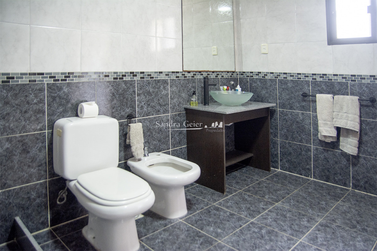Casa ID.3523 - Excelente chalet de 5 dormitorios en venta a pasos de Playa Mansa Punta del Este