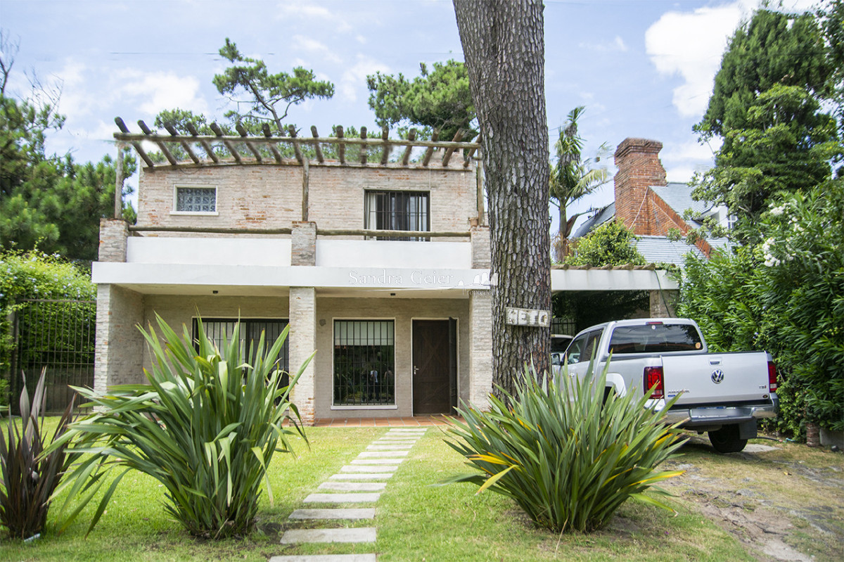 Casa ID.3523 - Excelente chalet de 5 dormitorios en venta a pasos de Playa Mansa Punta del Este