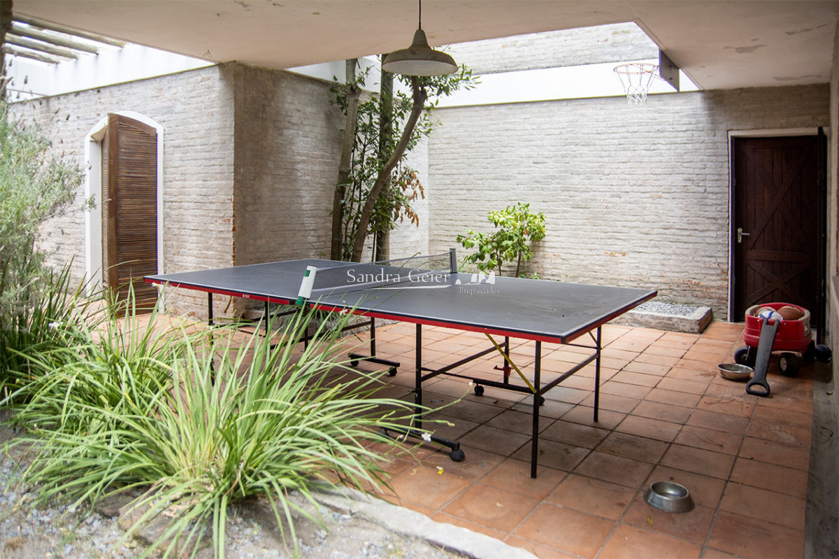 Casa ID.3523 - Excelente chalet de 5 dormitorios en venta a pasos de Playa Mansa Punta del Este