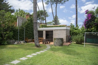 Casa ID.3523 - Excelente chalet de 5 dormitorios en venta a pasos de Playa Mansa Punta del Este