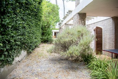 Casa ID.3523 - Excelente chalet de 5 dormitorios en venta a pasos de Playa Mansa Punta del Este