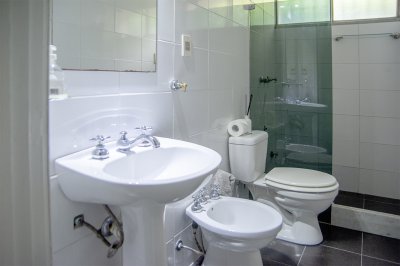 Casa ID.3523 - Excelente chalet de 5 dormitorios en venta a pasos de Playa Mansa Punta del Este