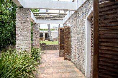 Casa ID.3523 - Excelente chalet de 5 dormitorios en venta a pasos de Playa Mansa Punta del Este