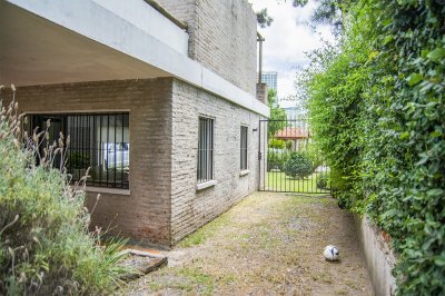 Casa ID.3523 - Excelente chalet de 5 dormitorios en venta a pasos de Playa Mansa Punta del Este